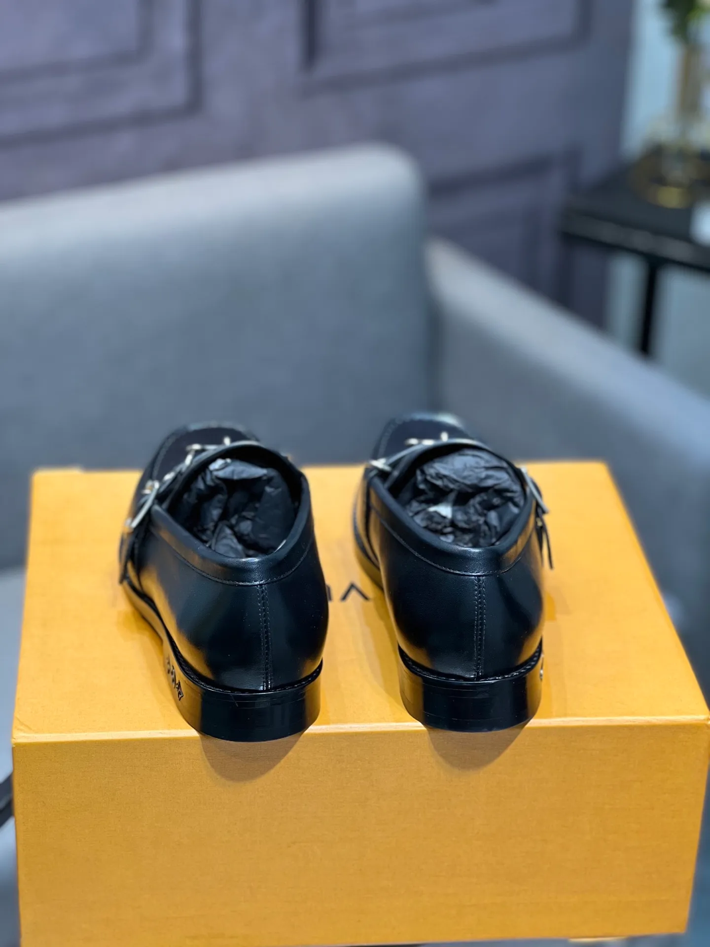 Men's shoes 💰960 LV top luxury brand, high-quality men's business formal leather shoes, imported genuine leather soles! Customized imported leather, the first layer of open-edge beaded lacquered cowhide, the texture is incomparable, the imported cowhide lining, high-end high-end shoes, don't miss it! size:39-44 (Male 38 45 46 customized)